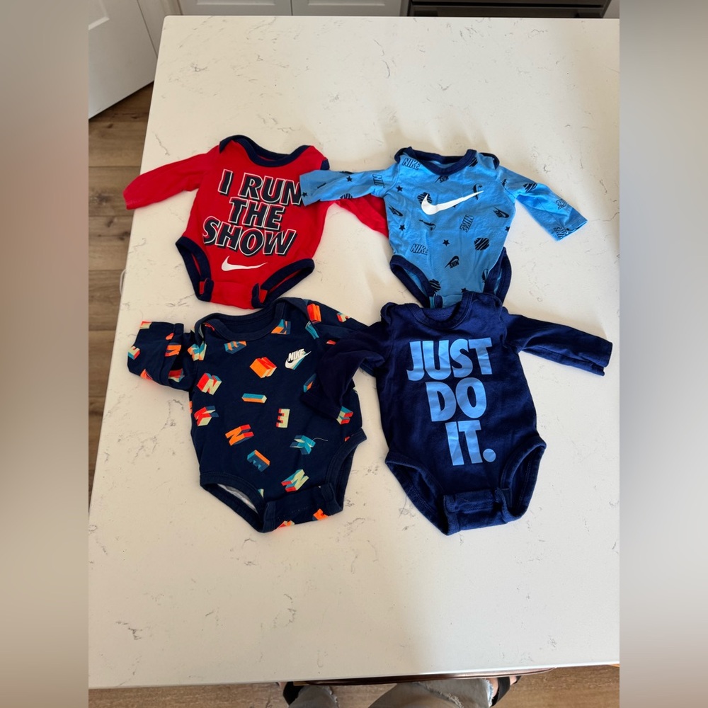 NEWBORN BABY NIKE ONESIES & SWEATPANTS SET